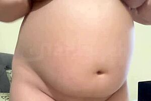 흥분한 임신한 아랍 아내가 털난 보지로 세게 박히고 싶어 해