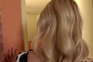 Tracenie dziewictwa z uwodzicielską MILF sąsiadką obok