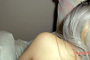 stiefmoeder laat me in haar bed kruipen als het vriest, stiekeme vibes