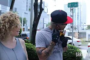 Büyük kalçalı Sara Jay devasa siyah sikle cowgirl pozisyonunda çalışıyor