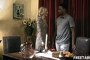 Nor par zvabi sinovega najboljšega prijatelja v vročo akcijo - cel film na FreeTaboo.net