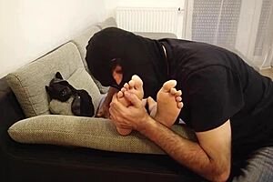 Йо, Алекс облизывает сексуальные ножки своей милф!