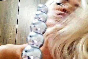 Brincando Com Consolo De Bolinhas Na Buceta