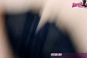 Krivuljasta nemška MILF z velikimi joški snema amaterski POV v swinger klubu