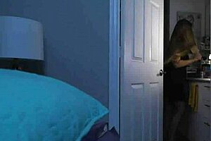 Пасынок преодолевает страх грома, сближаясь с мачехой в постели