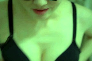 אישה יפה נחנקת על זין מפלצת לפנים