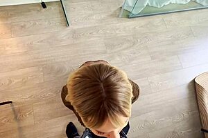 milf i tajta strumpbyxor med stor röv bönade om snabb knull innan jobbet