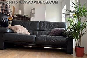 Kurvige Schwiegermutter zieht Strumpfhose für perversen Schwiegersohn aus