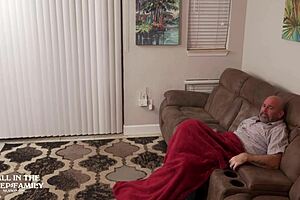 Gadis Kecil 18+ Freya Von Doom Goda Ayah Tiri Dengan Handjob Batang Raksasa