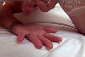 Moden shemale smadrer sin røv med vild dildo action