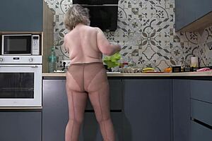 नाश्ते में क्या चाहते हो? मुझे या अंडे? कर्वी वाइफ नायलॉन पैंटिहोज में किचन में