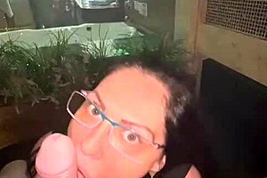 Deusa chupa um pau bem duro e se delicia com as bolas