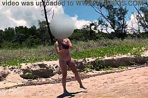 Жена раздевается догола за футбол на переполненном общественном пляже