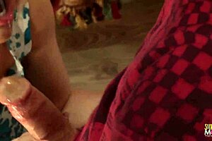 Érett szőke nő fehér fehérneműben veszi be a hatalmas rudat a kanapén. Piercinges teste imád minden lökést.