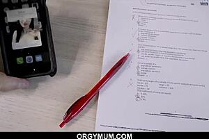 Lexi Luna, милф, получает жесткий трах в киску в этой горячей сцене