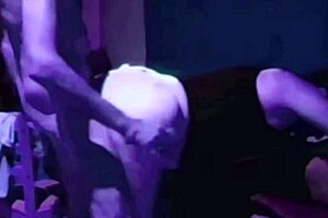 Faby de Tinder, golosa puta petera amante de una buena pija, gozando liberada no para de acabarse a los gritos.