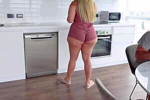 Üvey annem mutfakta azınca, koca götünü orada sikmemi yalvardı