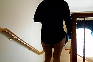 Drzna ekshibicionistka pokaže goli rit na javnem mestu za užitek.