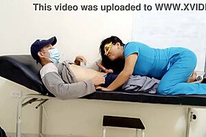 Milf sestra svádí pacienta s velkými přirozenými prsama