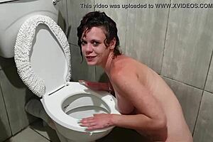 Slank toilet luder pisser i hendes ansigt under vild ydmygelses leg! 😱