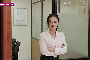 Eh, gue kecanduan pantat dihantam keras kontol gede Tommy Cabrio di kantor!