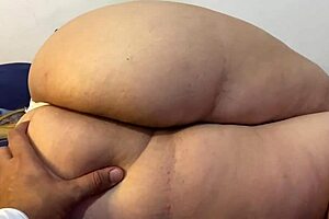 ベッドで裸の継母ソラヤを捕まえる、彼女の大きなお尻が完璧