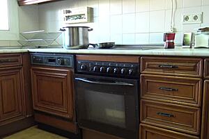 Zralá nevlastní matka mě nechá jebat svou chlupatou kundičku v kuchyni