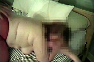 Млада закръглена BBW съпруга се наслаждава на догистайл в червени чорапогащи