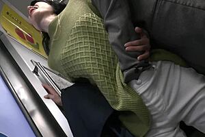 J'arrive pas à croire comment Makiko Tsurukawa gicle pendant cette aventure de cunnilingus asiatique en extérieur !