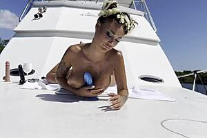 Monika Fox rammelt sich mit großem Dildo auf Yacht