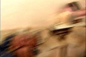 Milf cougar face fucked a z prdele do pusy v syrové scéně.