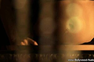 Indian milf seduces with arousing dance moves