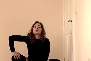 Beautiful British MILF Snatching a Knee Trembler