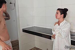 Danner Mendez, татуираният син на мъжа ми, ме чука силно в кухнята