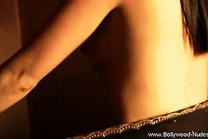 Indian milf seduces with arousing dance moves