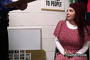 Şeker çubuğu milf hırsızlık yaparken yakalandı ve becerildi