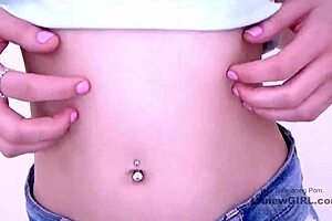 Brunet cantik newbie suka rakam klip seks panas dengan jurugambar