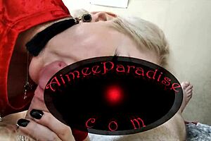 Akcja deepthroat z dojrzałą rudą i ogromnym dildem