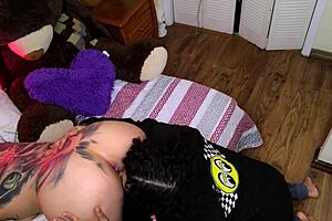 Быть демоном — значит трахать всё подряд огромным членом