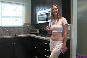 Hei, îmbrățișare matinală cu slăbănoaga Stella în pat. Super fierbinte!