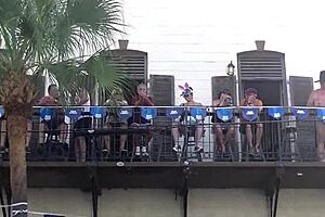 Хелена Прайс показывает киску апскерт в публичном месте на Фэнтези Фест!