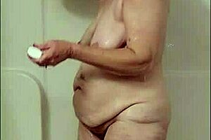 和熟女Vee大自然奶淋浴时间变热辣！快看！