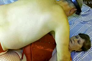 Bunicuța aplecată pentru orgasme misionar! Atât de intens!