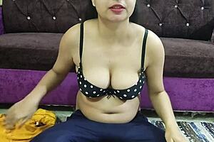 Mă simt copleșit când frumoasa bhabhi indiană îl forțează pe devar pe ranch