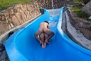 la tonta de mi hermanastra se queda atascada en la resbaladilla y aprovecho para follarmela salvaje parte2