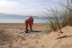 Είδες αυτή την καμπύλη Ισπανίδα MILF να γδύνεται στην παραλία;