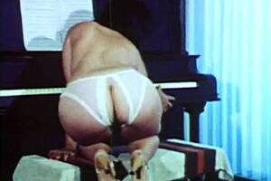 Milf vintage exhibe gros seins et chatte poilue.