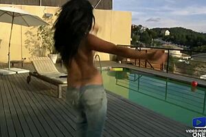 Yesenia rock strips and dances on the balcony for all neighbors to see 😍