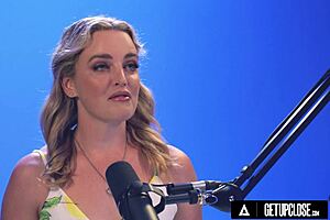 Charlie Forde shows how she orgasms up close 😍