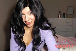 Priateľka odmietne anál, ale nevlastná mama to zoberie psíčkou s obrovským vtákom